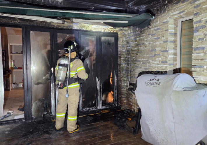 충남 아산시 둔포면 단독주택 화재 진화 모습. 아산소방서 제공