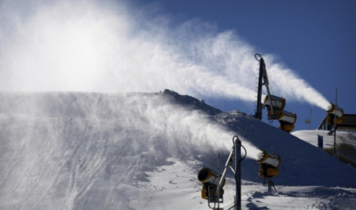 제설기가 인공 눈을 만들어내고 있다. 연합뉴스