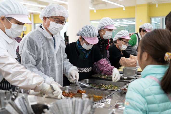 김석준 부산시교육감이 급식 현장을 점검하고 있다. 부산시교육청 제공