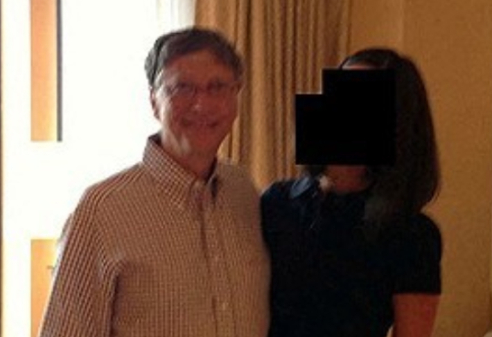 미 하원 감독위원회 민주당 의원들이 공개한 사진에서 빌 게이츠가 한 여성과 함께 있는 모습. 연합뉴스