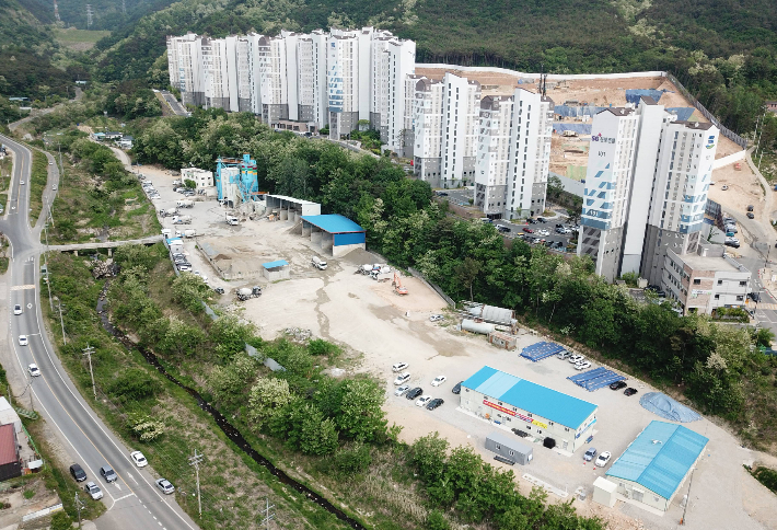 주거지역과 인접해 수십 년간 소음과 비산먼지 민원이 이어졌던 외동읍 레미콘 공장. 경주시 제공