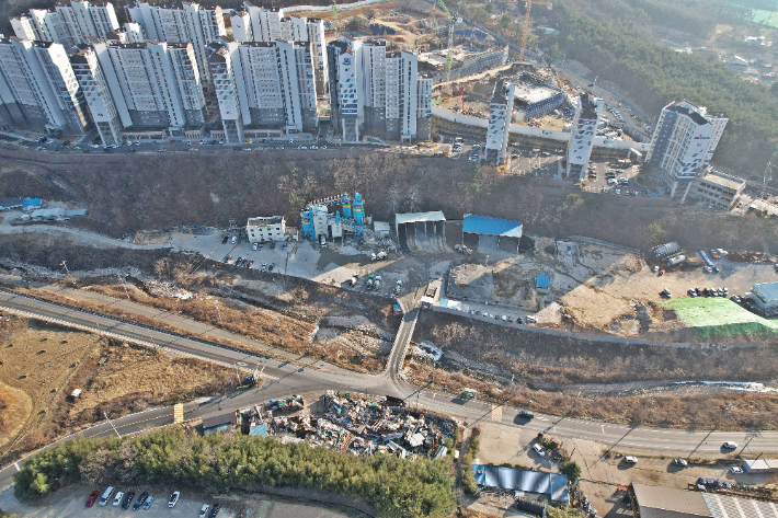 주거지역과 인접해 수십 년간 소음과 비산먼지 민원이 이어졌던 외동읍 레미콘 공장. 경주시 제공