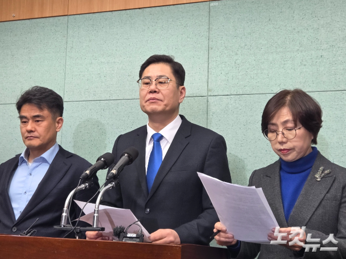 성치두·조지훈·국주영은 전주시장 출마 예정자(왼쪽부터)가 5일 전북도의회에서 기자회견을 하고 있다. 최명국 기자