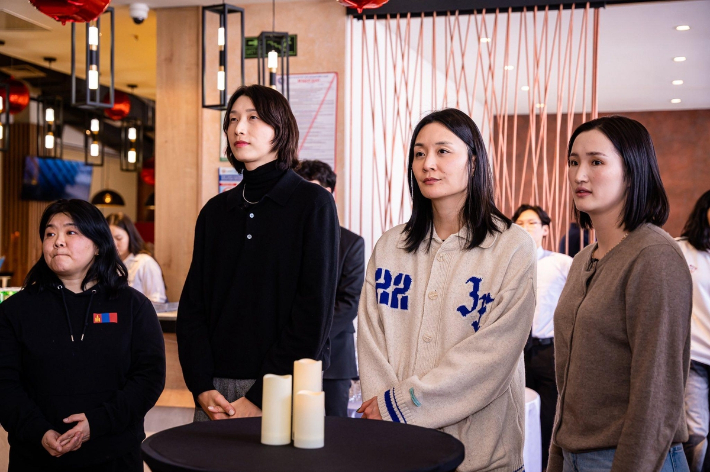 몽골배구협회 초청으로 방문한 김연경(왼쪽에서 2번째)과 표승주(왼쪽에서 3번째). 몽골배구협회 페이스북 캡처