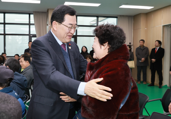 주낙영 경주시장이 현장소통마당에서 주민들과 인사를 나누고 있다. 경주시 제공