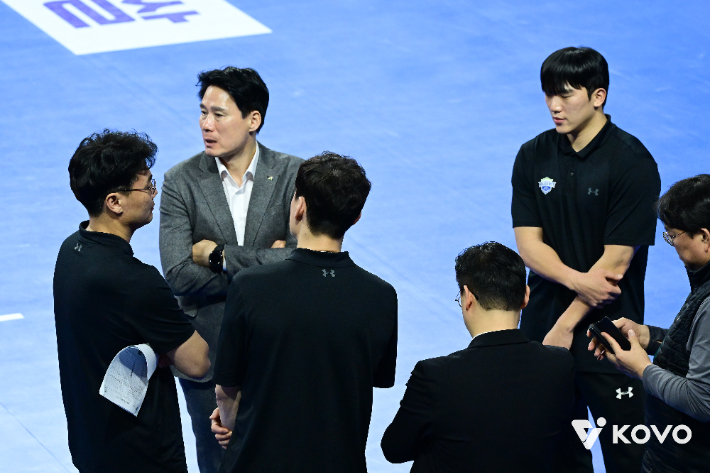 판정에 항의하는 현대건설 강성형 감독. 한국배구연맹