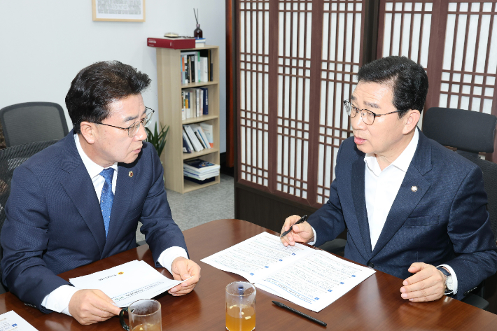 전라남도의회 김태균 의장이 5일, 국회 행정안전위원회 신정훈 위원장을 방문해 전남·광주 행정통합과 관련한 지역 현안이 특별법에 반영해 달라고 요청했다. 전남도의회 제공