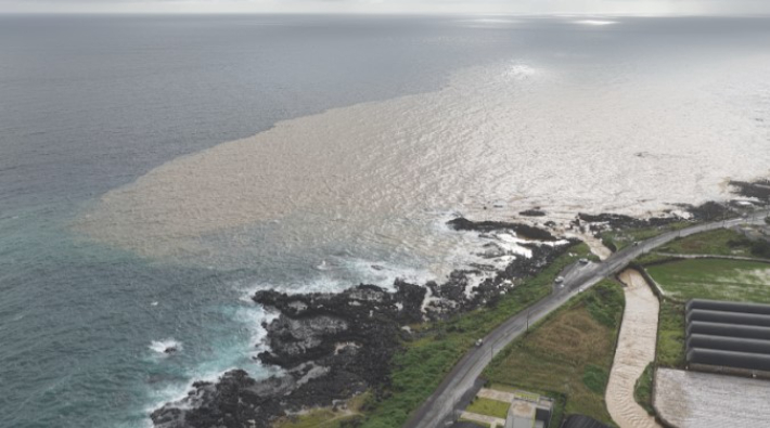 비온 뒤 노을해안로 앞바다. 수로를 통해 쏟아져 나온 오염물질이 연안에 유입되고 있다. 사진=파란 제공