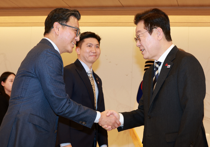 이재명 대통령(사진 오른쪽)이 지난해 12월 3일 용산 대통령실에서 진행된 커스티 코번트리 IOC 위원장과의 면담에 함께 참석한 김재열 국제올림픽위원회(IOC) 위원과 악수하고 있다. 사진 가운데는 유승민 대한체육회장. 연합뉴스