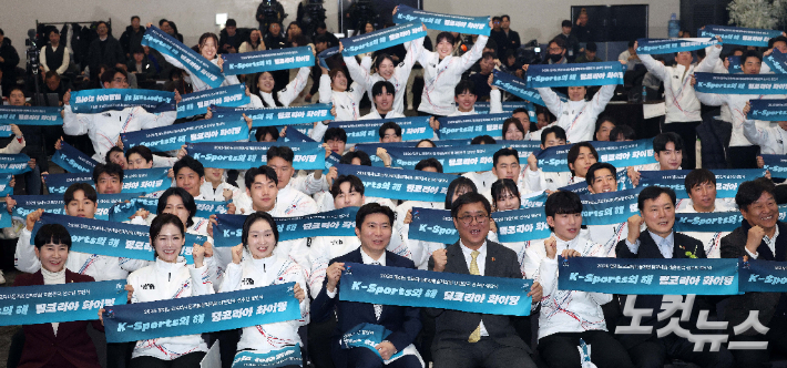 최휘영 문화체육관광부 장관, 유승민 대한체육회장, 이수경 선수단장, 쇼트트랙 최민정, 스피드스케이팅 정재원 등 출전 선수들이 22일 서울 송파구 올림픽파크텔에서 열린 2026 밀라노코르티나 동계올림픽대회 결단식에서 기념촬영을 하고 있다. 박종민 기자