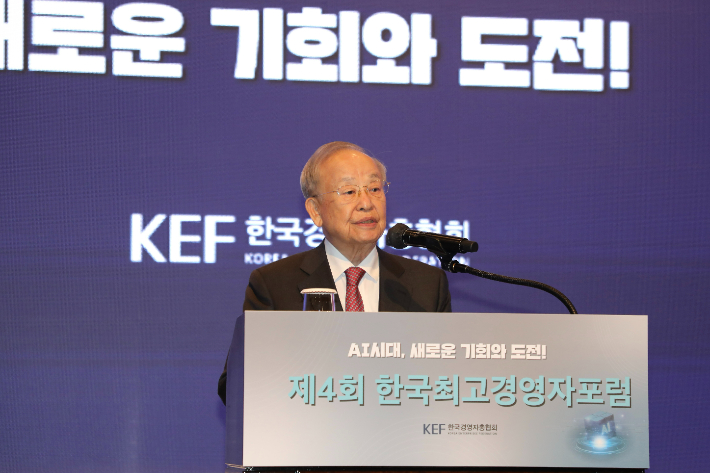 한국경영자총협회 손경식 회장이 5일 시작된 '제4회 한국최고경영자포럼'에서 개회사를 하고 있다. 경총 제공