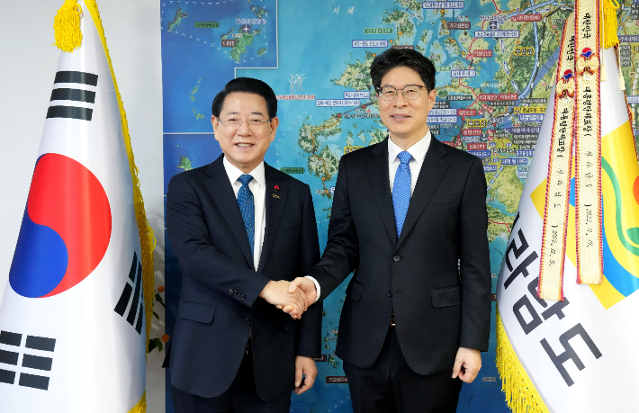 김영록 전남도지사가 5일 전라남도 신임 행정부지사로 취임한 황기연 행정안전부 예방정책국장과 악수를 하고 있다. 전라남도 제공