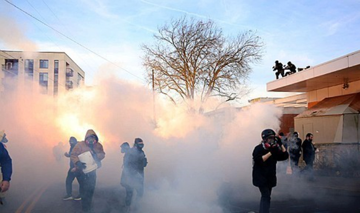 미국 오리건주 포틀랜드 소재 이민세관단속국(ICE) 건물 앞에서 연방요원들이 시위대에 최루탄을 난사하는 모습. 연합뉴스