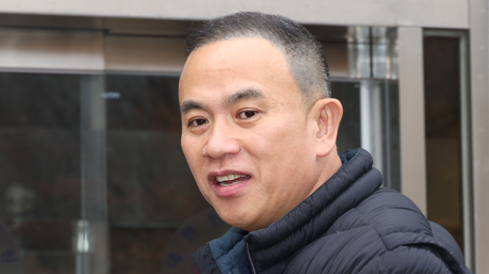 정치자금법 위반 혐의로 기소된 정치 브로커 명태균 씨가 5일 오후 경남 창원시 성산구 창원지법에서 열린 1심 재판에 출석하고 있다. 연합뉴스