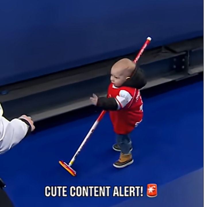 5일(한국 시각) 2026 밀라노·코르티나담페초동계올림픽 컬링 믹스더블 1차전을 이긴 스위스 대표 슈발리 부부의 아이가 브러시를 들고 있는 모습. IOC 공식 유튜브 채널 캡처  