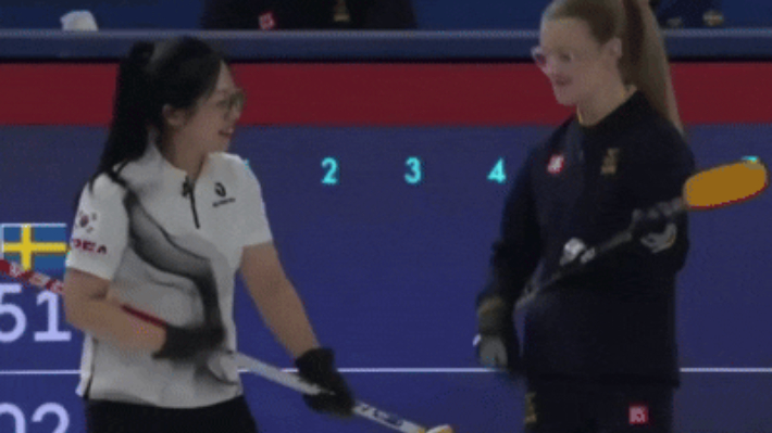 컬링 경기 도중 정전이 발생하자 한국 김선영이 브룸을 들고 기타를 연주하는 동작을 펼치고 있다.  JTBC 중계 화면 캡처
