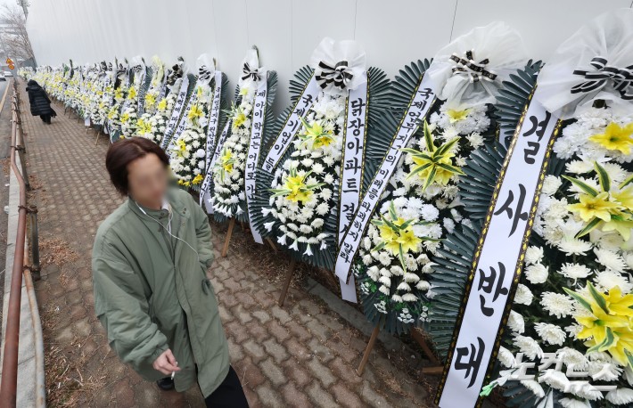 5일 서울 용산구 한강로3가 인근 용산국제업무지구 공사장 펜스에 정부의 주택 공급대책에 항의하는 근조화환이 놓여 있다.