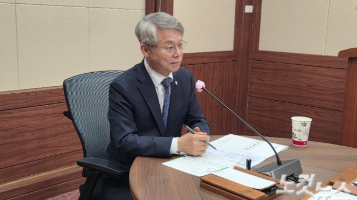 민형배 의원이 5일 순천시의회에서 열린 기자간담회에서 질의응답을 청취하고 있다. 박사라 기자 