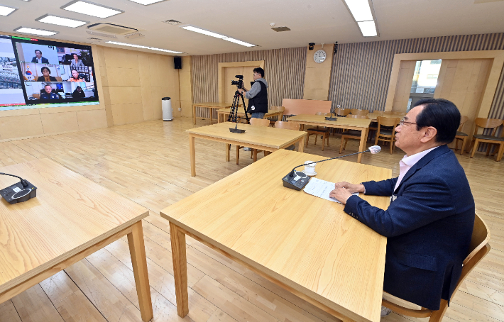 지난해 11월 이현재 하남시장이 유관기관장들 및 민원인들과 '실시간 민원 협력 화상회의'를 진행했다. 하남시 제공
