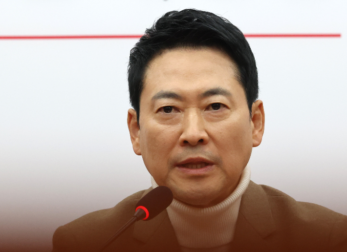 국민의힘 장동혁 대표가 5일 국회에서 당내 사퇴론과 재신임 투표론 관련 입장 발표 기자간담회를 열고 "오늘(5일)부터 내일까지 자신에 대한 사퇴 혹은 재신임 투표 요구가 있다면 전 당원 투표를 하겠다"며 "재신임을 받지 못한다면 당대표직과 국회의원직을 내려놓겠다"고 밝히고 있다. 연합뉴스