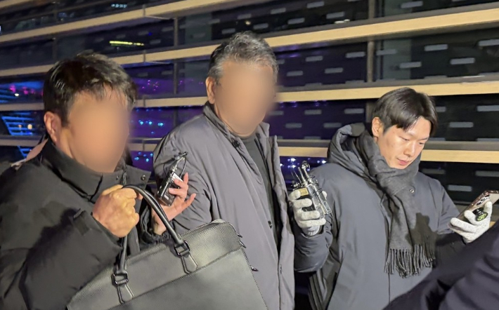 인천 강화군 중증장애인 거주시설 색동원 시설장 김씨(가운데)가 조사를 마치고 서울 중구 서울경찰청 조사실에서 나오고 있다. 연합뉴스