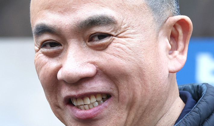 정치자금법 위반 혐의로 기소된 정치 브로커 명태균 씨가 5일 오후 경남 창원시 성산구 창원지법에서 열린 1심 재판에서 무죄 선고를 받은 후 취재진 질문에 답하고 있다. 연합뉴스