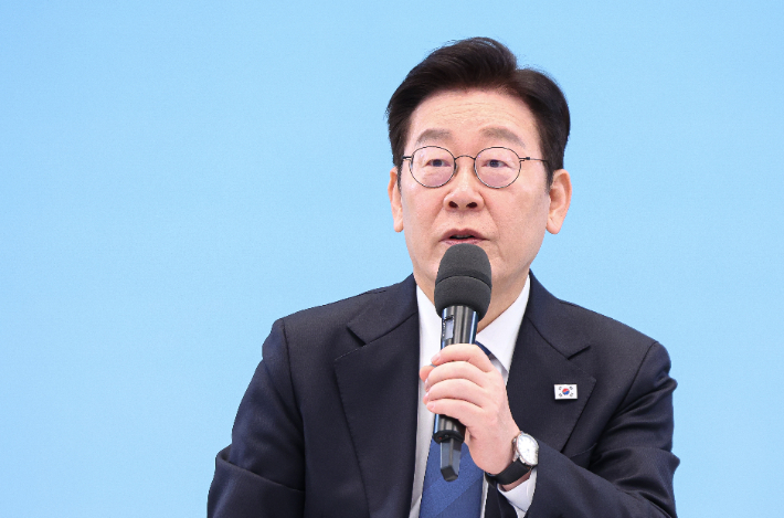 이재명 대통령이 5일 청와대에서 열린 미래 과학자와의 대화 '도전하는 과학자, 도약하는 대한민국'에서 발언하고 있다. 연합뉴스