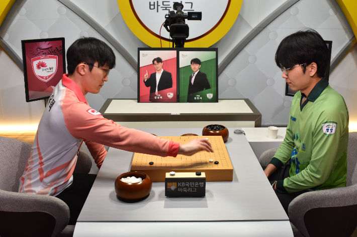 지난달 17일 열린 KB 바둑리그 11라운드 3경기 강유택 9단 vs 신진서 9단. 한국기원 제공 