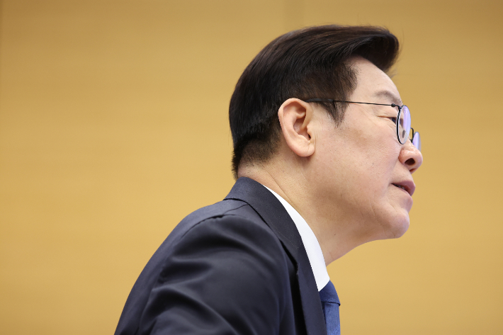 이재명 대통령이 5일 청와대 여민관에서 열린 수석보좌관회의에서 발언하고 있다. 연합뉴스