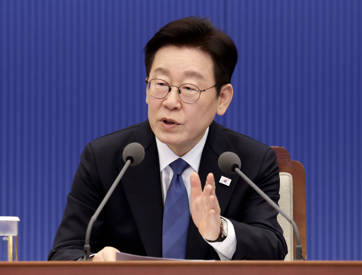 이재명 대통령이 5일 청와대 여민관에서 열린 수석보좌관회의에서 발언하고 있다. 연합뉴스