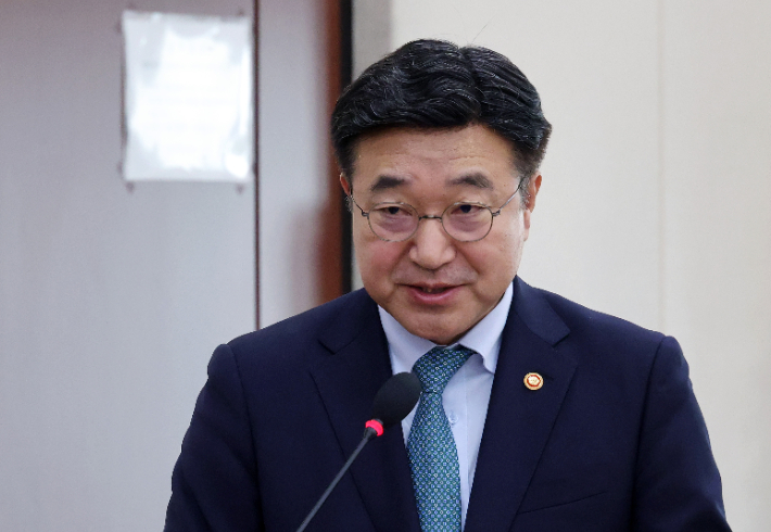 윤호중 행정안전부 장관이 5일 국회에서 열린 행정안전위원회 전체회의에서 인사말을 하고 있다. 연합뉴스