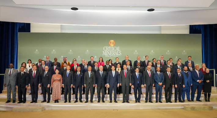 조현 외교부 장관(뒷줄 오른쪽 아홉 번째)이 4일(현지시간) 미국 워싱턴 DC에서 열린 핵심광물 장관급회의에 참석, 기념 촬영하고 있다. 연합뉴스