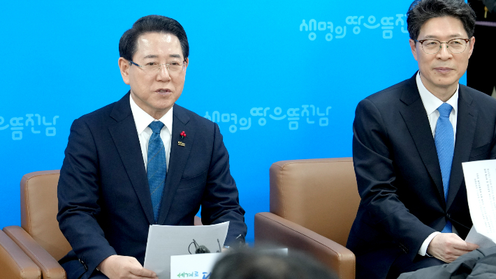 김영록 전라남도지사는 5일 오후 도청 지방기자실에서 간담회를 열어 "대기업들의 300조 원 지방투자 계획과 관련해 전남·광주특별시는 이 중 절반인 150조 원 이상의 투자유치와 함께 별도로 신규 300조 원 규모 첨단산업을 대거 유치하겠다"고 밝혔다. 독자 제공