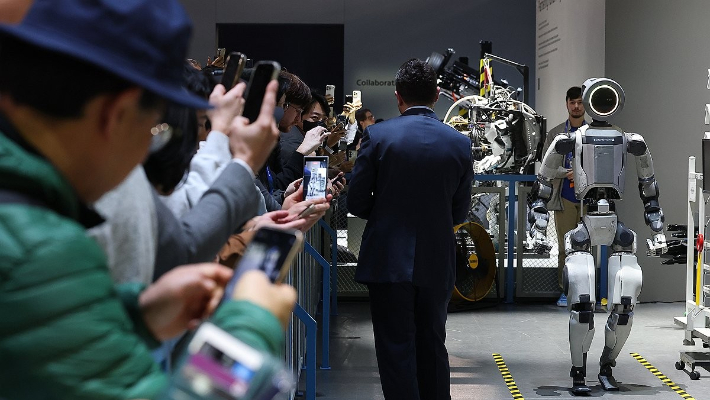 CES 개막 이틀째인 7일(현지시간) 미국 네바다주 라스베이거스 컨벤션센터(LVCC) 현대자동차 부스에서 관람객들이 로봇 아틀라스의 부품 시연을 지켜보고 있다. 연합뉴스