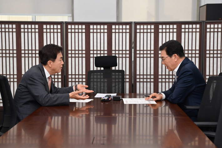 5일 국회를 방문한 김태흠 충남지사(왼쪽)와 신정훈 국회 행정안전위원회 위원장. 충남도 제공