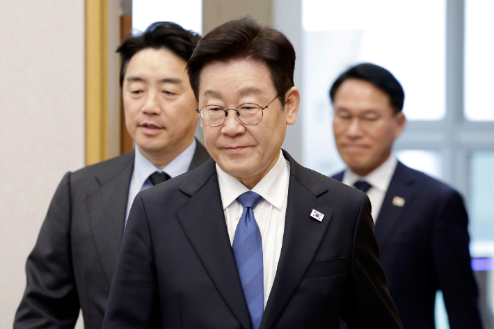 이재명 대통령이 5일 청와대 여민관에서 열린 수석보좌관회의에 입장하고 있다. 연합뉴스