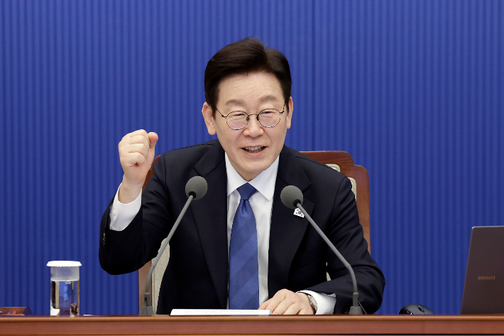 이재명 대통령이 5일 청와대 여민관에서 열린 수석보좌관회의에서 밀라노·코르티나담페초 동계 올림픽 대한민국 선수단을 응원하며 파이팅을 외치고 있다. 연합뉴스