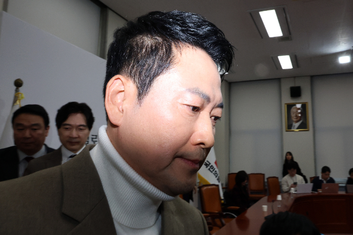 국민의힘 장동혁 대표가 5일 국회에서 당내 사퇴론과 재신임 투표론 관련 입장 발표 기자간담회를 마친 뒤 회의실을 빠져나가고 있다. 연합뉴스