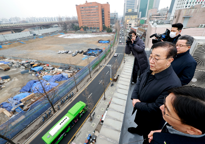 김윤덕 국토교통부 장관이 4일 서울 강남구 삼성동 주택 사업지를 둘러보고 있다. 연합뉴스