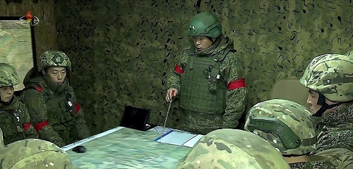 북한 조선중앙TV가 지난해 9월 공개한 북한군의 쿠르스크 지역 전투 영상 기록물. 북한군 간부들이 러시아군과 전술토론을 하고 있다. 연합뉴스