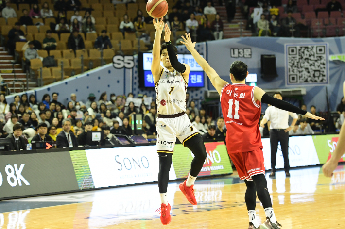 슛 던지는 LG 유기상. KBL 제공