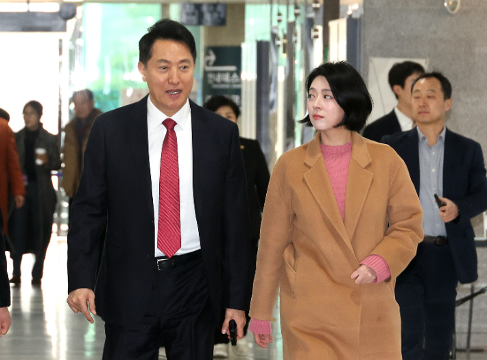 얘기 나누는 오세훈 서울시장과 배현진 서울시당위원장. 오세훈 서울시장(왼쪽)과 국민의힘 배현진 서울시당위원장이 5일 국회 의원회관에서 열린 '시내버스 필수공익사업 지정 토론회: 버스가 멈추면 일상도 멈춘다!' 에 함께 입장하고 있다. 연합뉴스