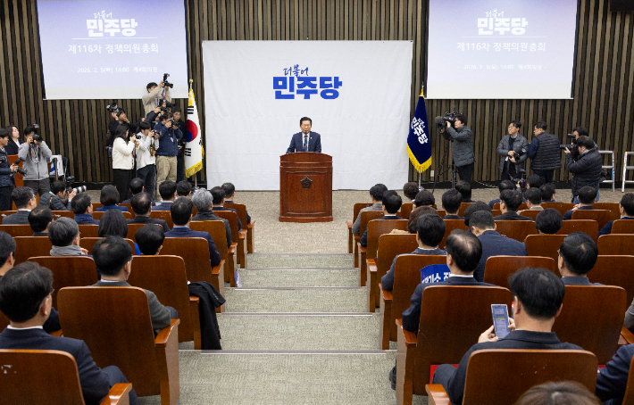 합당 관련 발언하는 정청래 대표. 더불어민주당 정청래 대표가 5일 국회에서 열린 정책 의원총회에서 합당과 관련한 발언하고 있다.  이날 민주당 의총에서는 공소청법·중수청법에 대한 당내 의견 수렴을 종합할 계획이다. 연합뉴스