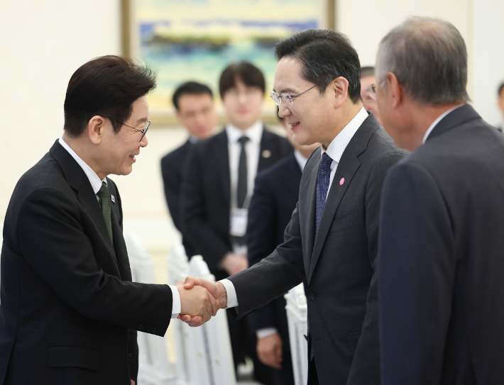 이재명 대통령과 이재용 회장. 이재명 대통령이 4일 청와대에서 열린 '청년 일자리와 지방투자 확대를 위한 기업간담회'에 입장하며 이재용 삼성전자 회장과 인사하고 있다. 연합뉴스