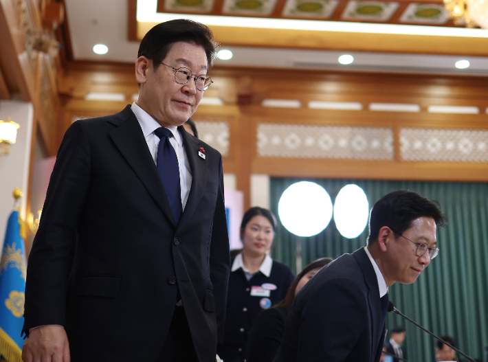 국가창업시대 전략회의 마치고 이석하는 이재명 대통령. 이재명 대통령이 30일 청와대에서 열린 국가창업시대 전략회의 'K-스타트업이 미래를 만든다'가 끝난 뒤 행사장을 나서고 있다. 연합뉴스