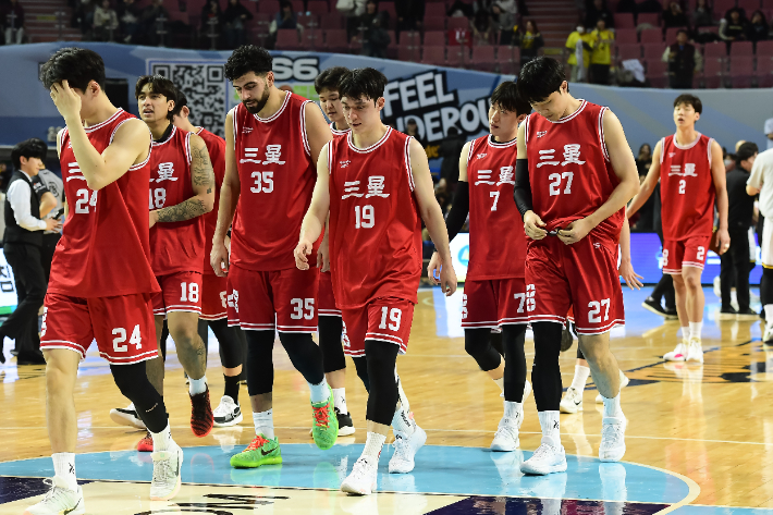 고개 숙인 삼성 선수단. KBL 제공