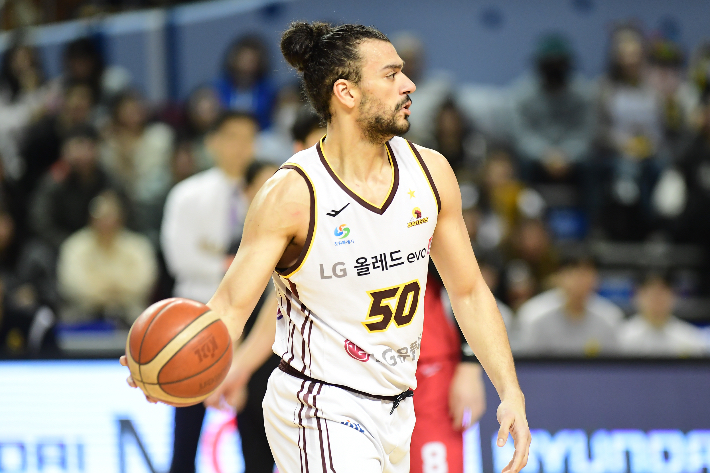 패스할 곳 찾는 LG 아셈 마레이. KBL 제공