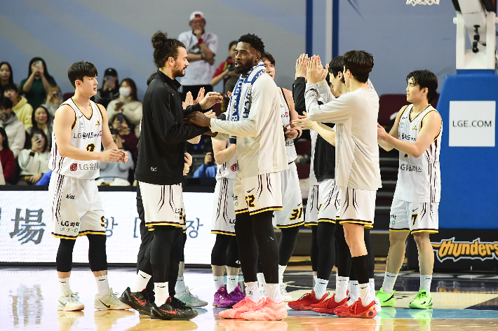 승리 후 LG 선수단. KBL 제공
