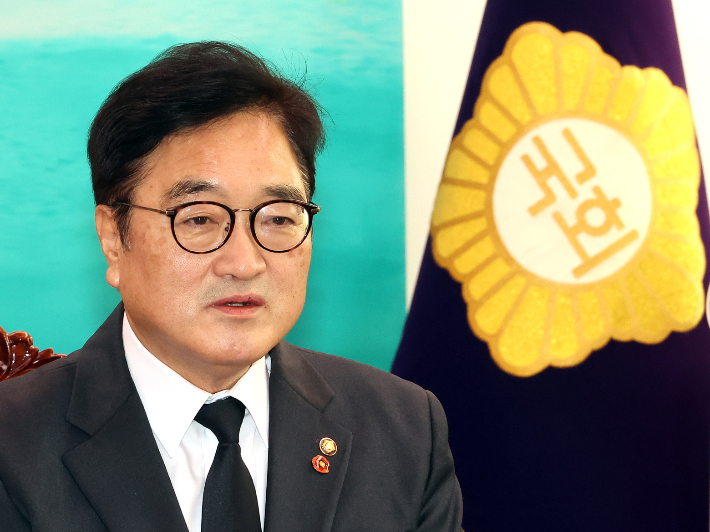 우원식 국회의장이 28일 국회 의장실에서 '시민주도 헌법개정 전국 네트워크'(시민개헌넷) 대표단을 만나 헌법개정 및 절차에 대한 간담회를 열기에 앞서 인사말을 하고 있다. 연합뉴스