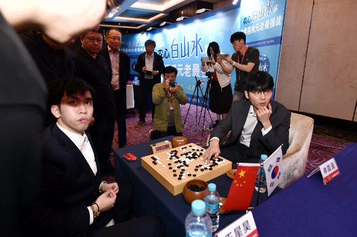 신진서 9단(사진 오른쪽) vs 왕싱하오 9단. 사진은 종국 후 복기 장면. 완패한 왕싱하오의 당황한 표정이 읽힌다. 한국기원 제공